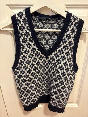 Brandy Melville Black & White Knit Label Sweater